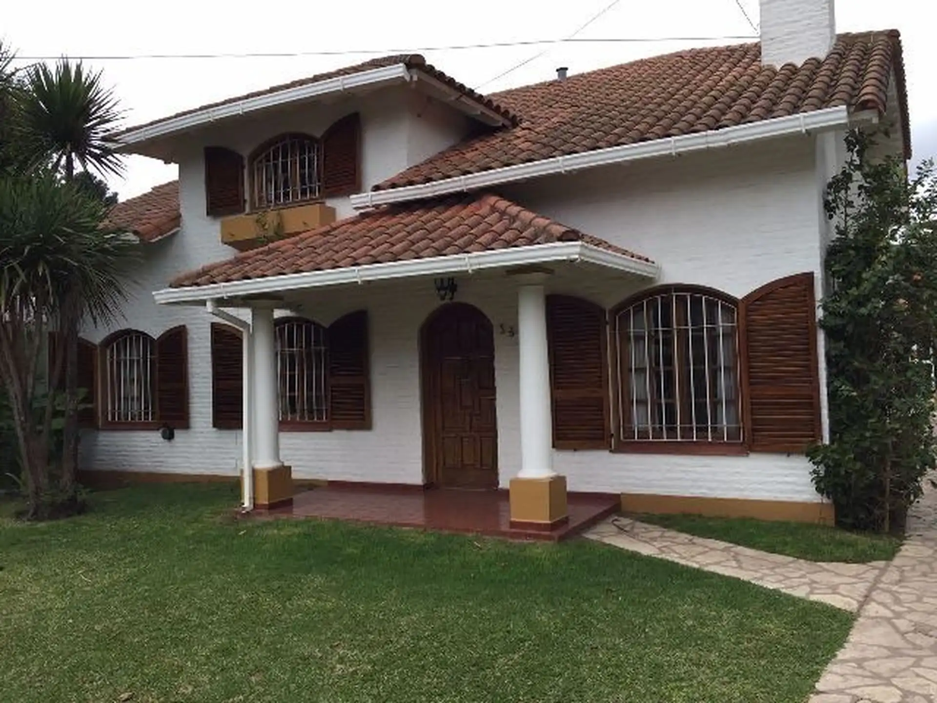 CASAQUINTA BARRIO EL TREBOL EXCELENTE CONSTRUCCIÓN CON PILETA Y
