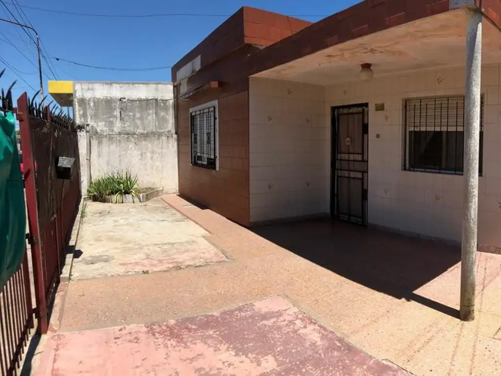 casa en venta tres amb. a reciclar.-