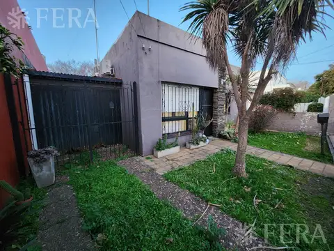 Venta de casa 2 ambientes con cochera y jardín en  Ezpeleta