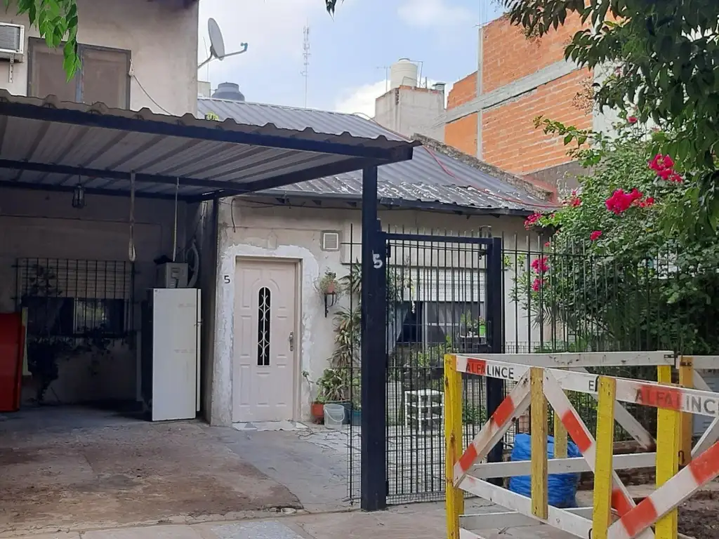 AV. SAN MARTIN  Y ANTOFAGASTA- CASA EN 2 PLANTAS - ABAJO CASA 3 AMB. -ARRIBA DEPARTAMENTO 3 AMBIENTE