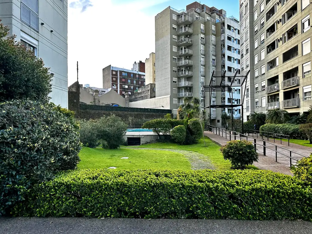 ALMAGRO - TORRES DEL ABASTO. 3 amb. todo externo a balcón. Amplia cocina con lavadero incluido. Baño completo y Toilette. En muy buen estado, pintura y pisos porcelanato y madera PVC. 60 mts. cubiertos