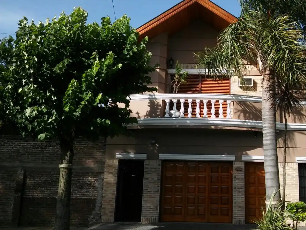 CASA CON GARAGE Y FONDO LIBRE