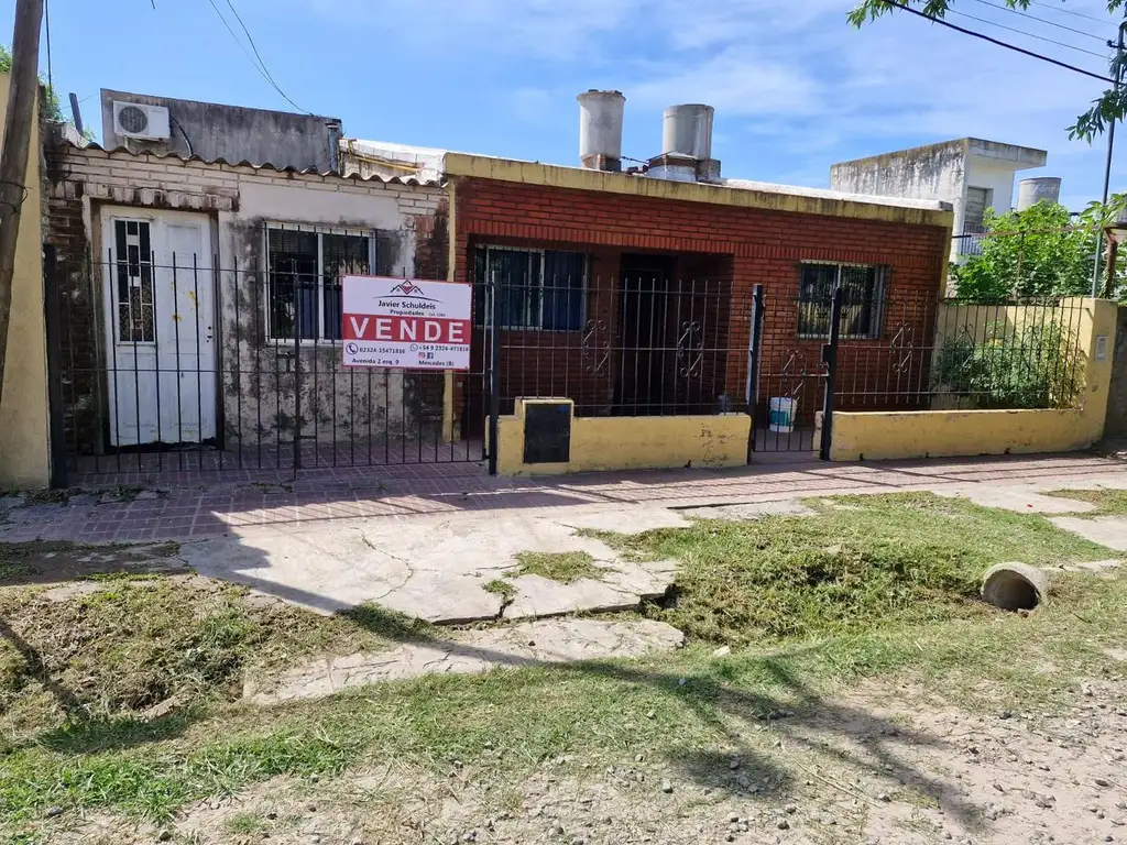 Casa 3 dormitorios, 2 baños.