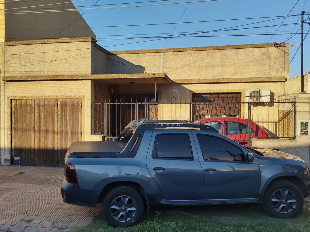 PERMUTA  POR DEPTO CENTRO BALLESTER VENTA Casa ideal 2 Flias