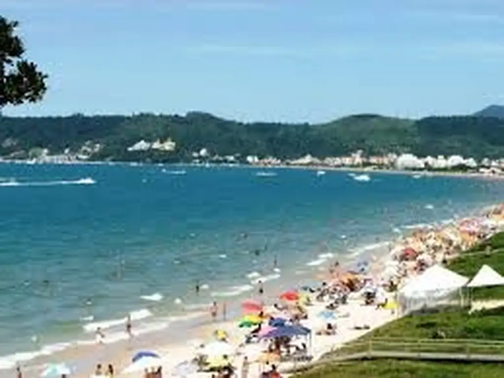 Area de ENSUEÑO en la playa de ARMACAO, Florianópilis, con salida al mar, sobre ruta