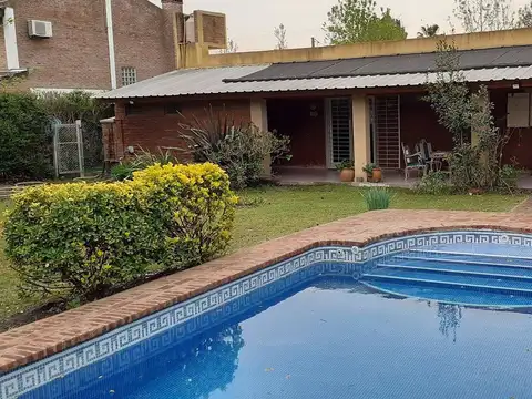 Casa de 3 ambientes con pileta y parque arbolado a refaccionar