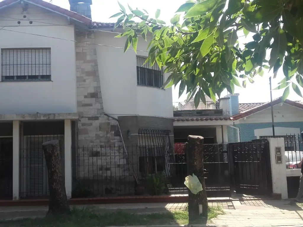 Castelar Sur, amplia y cómoda casa, apto crédito