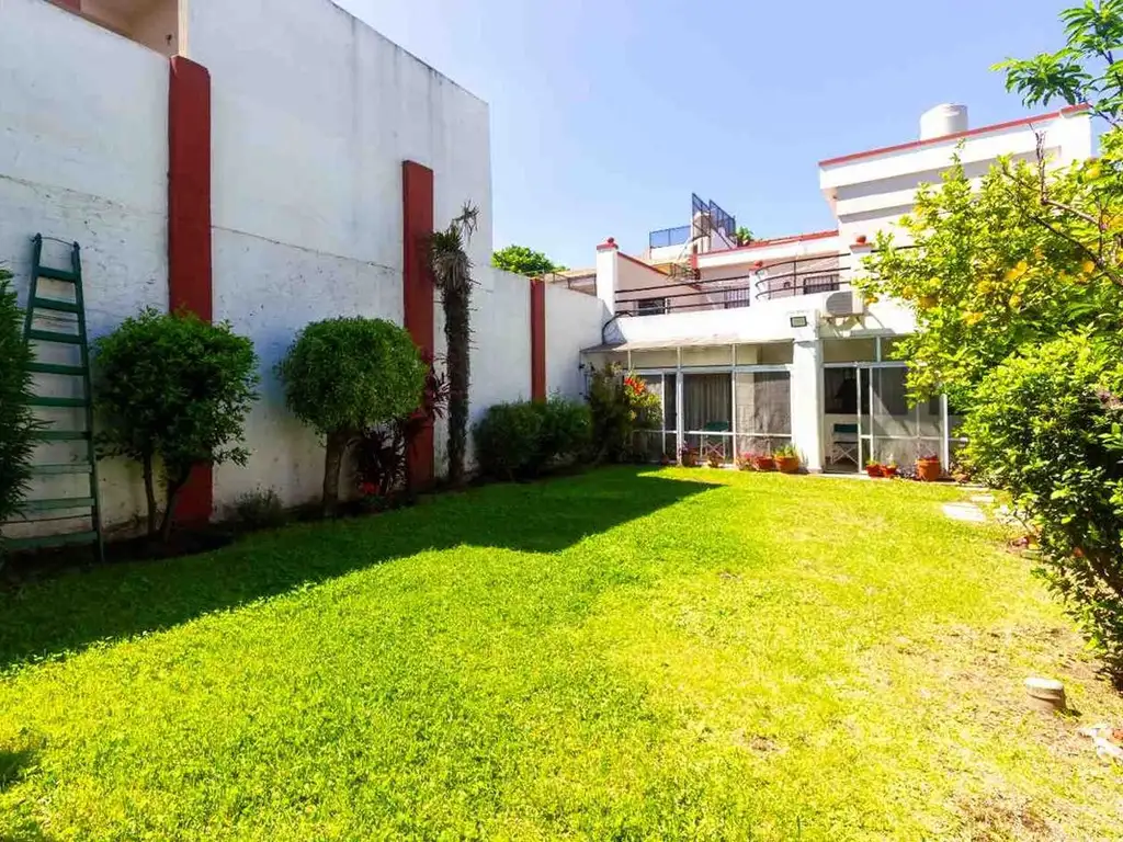 VENTA Casa 6 ambientes gran jardín Villa Real