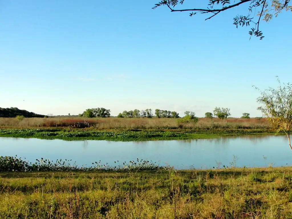 Terreno en venta con bajada al río.