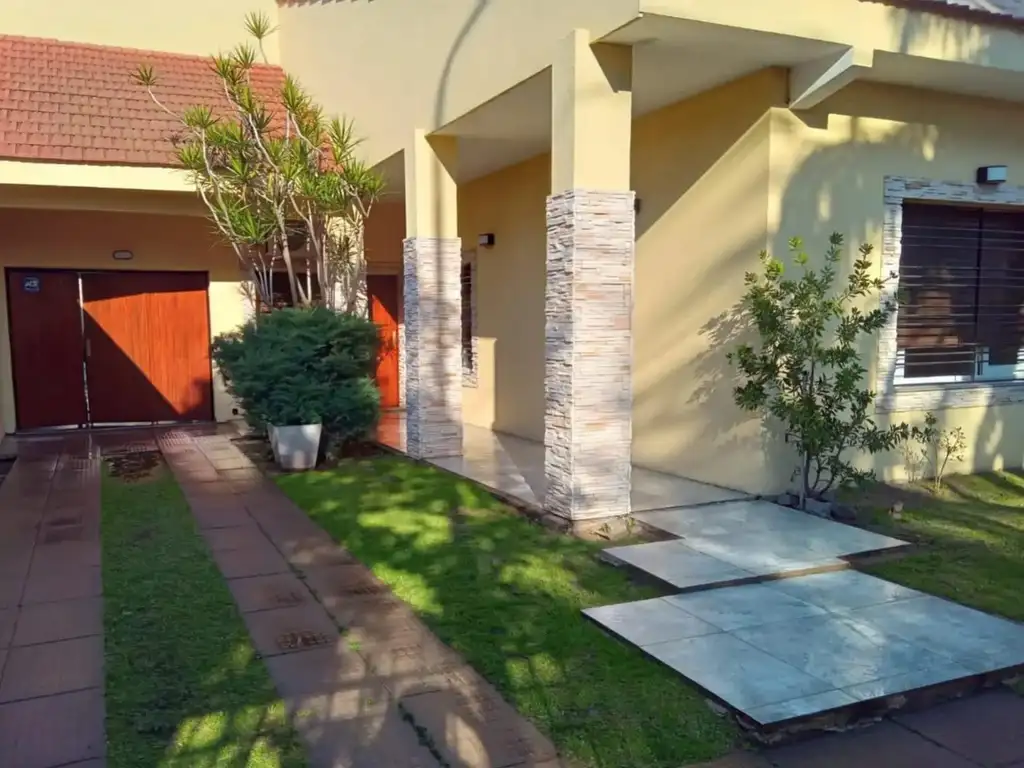 Casa en venta - 4 Dormitorios 4 Baños - 531,50mts2 - Merlo