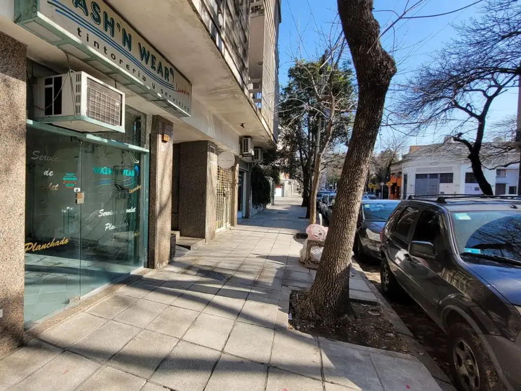 Local comercial en venta en Coghlan 60m2 subsuelo