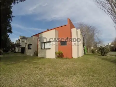 Casa de 4 ambientes con piscina. Barrio El Lauquen Club de Campo en San Vicente