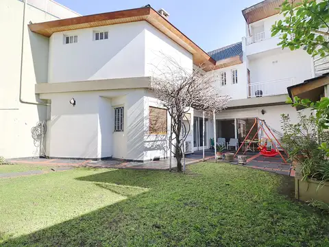 VENTA CASA 6 AMBIENTES MONTE CASTRO CON PARQUE