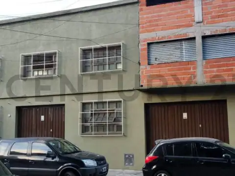 Casa u oficinas, 4 ambientes en dos plantas más galpón en Olivos, Vicente López