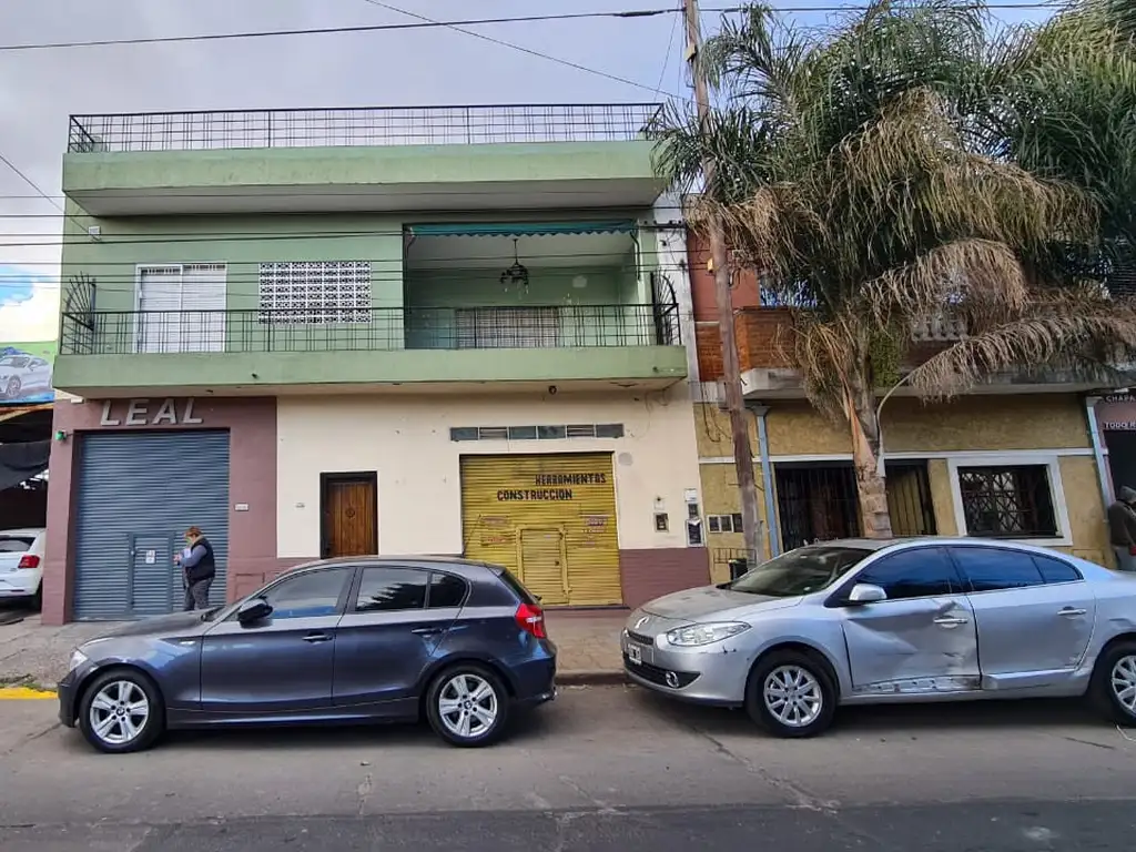 EN VENTA TALLER O LOCAL SOBRE PRESIDENTE PERON MIRANDO DE FRENTE LADO IZQUIERDO - FICHA 8277