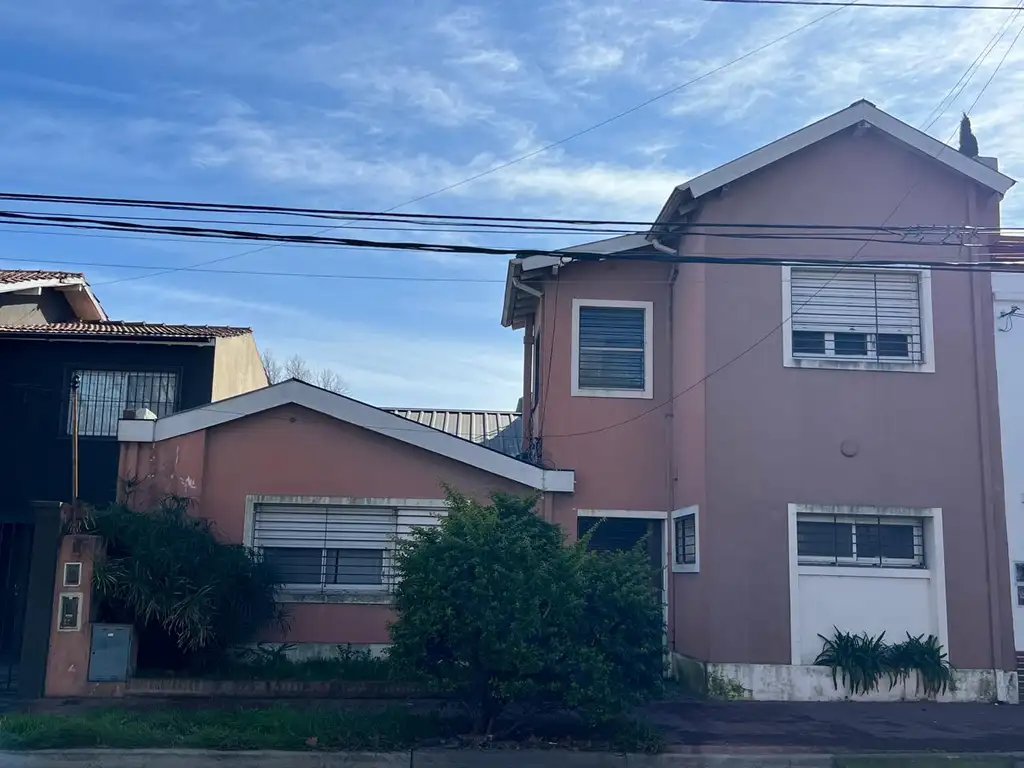 Casa a refaccionar en excelente ubicacion c/jardin y piscina (salida a 2 calles)