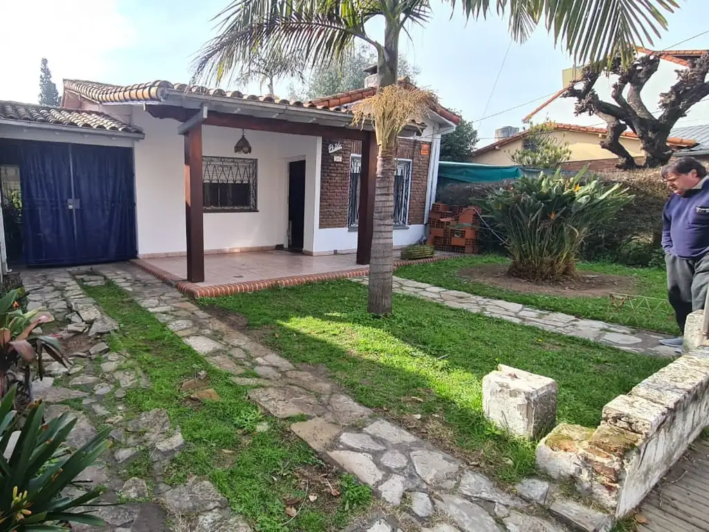 EN VENTA EN LA MEJOR ZONA DEL PALOMAR; LOTE DE 500M2; CHALET A MODERNIZAR, 3 AMBIENTES - FICHA 8735