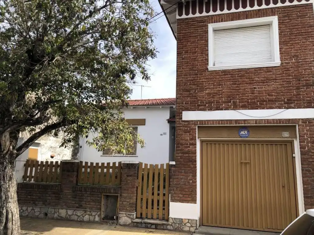 Casa con galpon y cochera ,Excelente zona