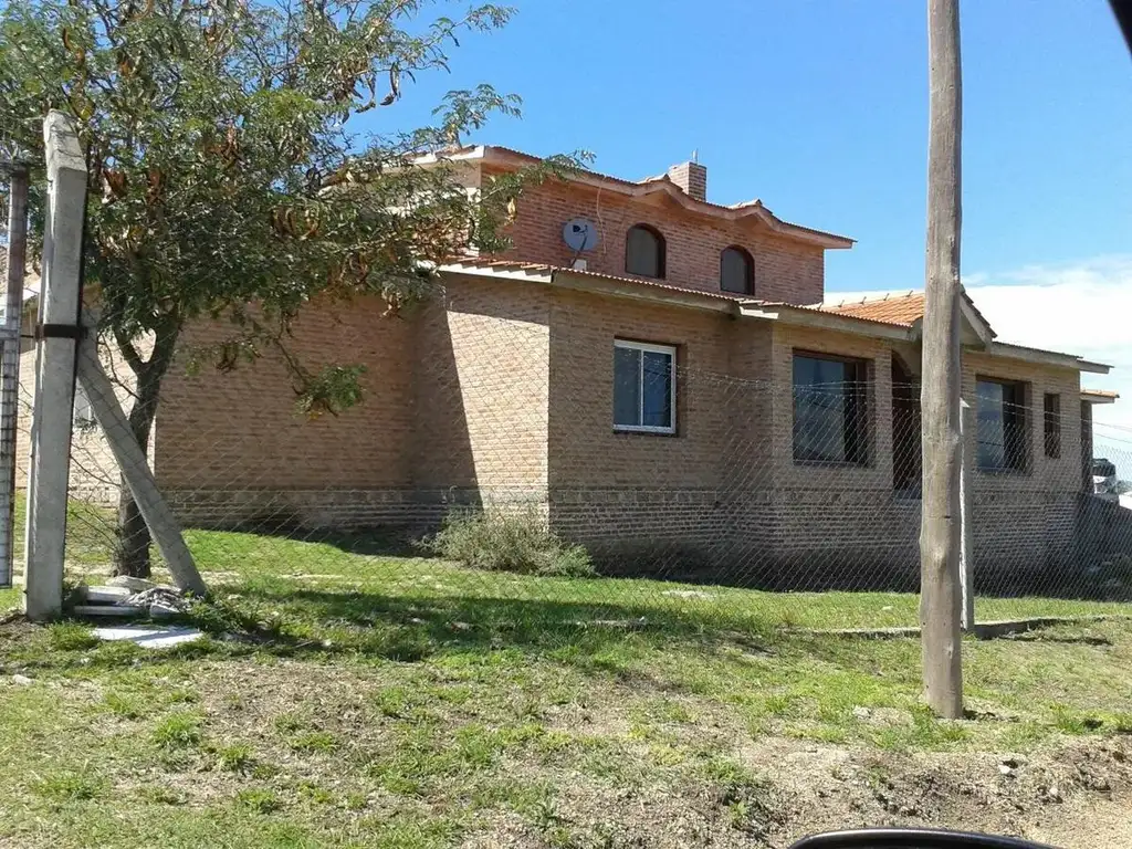 Casa en venta - 3 Dormitorios 2 Baños - Cocheras - 1.200Mts2 - Tanti, Córdoba