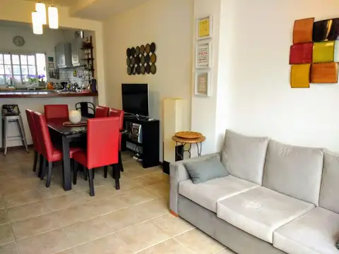 PRECIO REBAJADO! IMPECABLE DUPLEX 4 AMB CON JARDÍN 