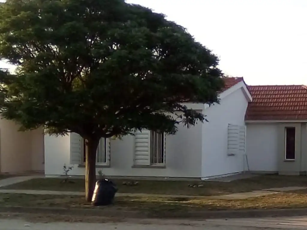 Casa en Barrio Piedras Moras con piscina