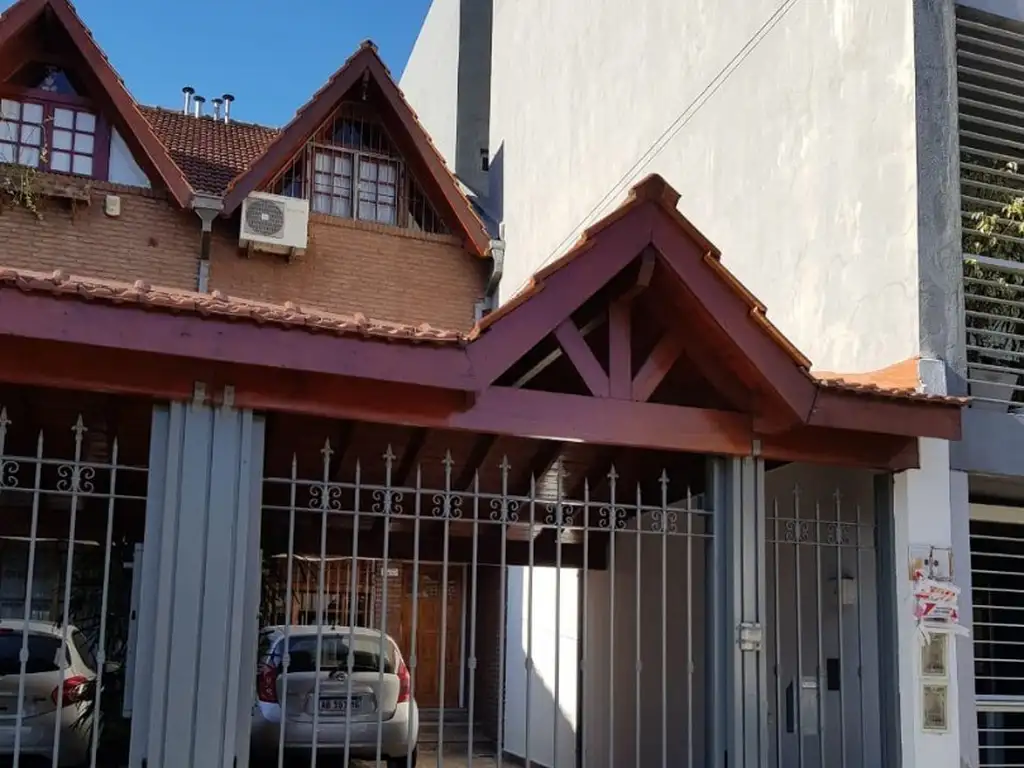 VENTA TRIPLEX 5 AMBIENTES C/ COCHERA P/ 2 AUTOS EN VILLA URQUIZA- IMPECABLE