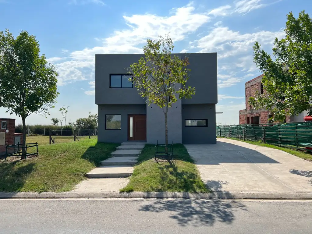 HERMOSA CASA EN VENTA EN BARRIO ARAUCARIAS,  PUERTOS DEL LAGO,  CON PISCINA  Y JARDIN