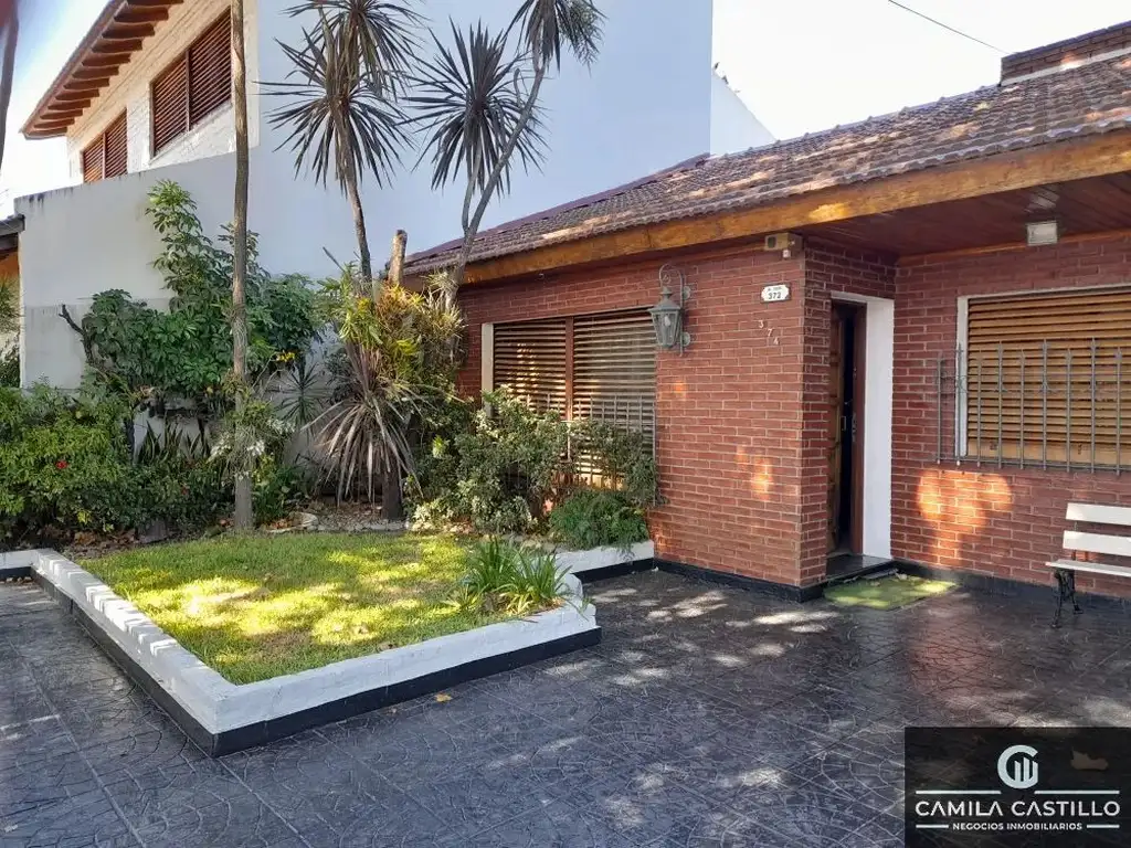 Chalet en venta de 3 dormitorios c/ cochera en Villa Sarmiento