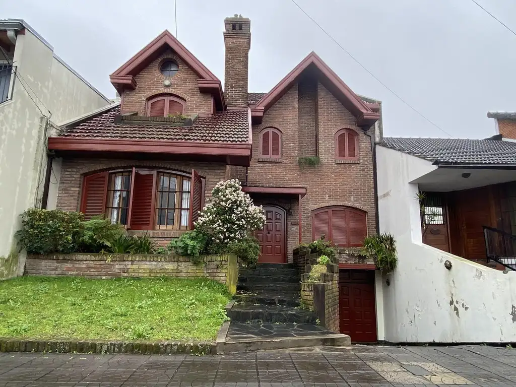 Venta casa 4 ambientes, cochera y fondo libre con piscina en Don Bosco