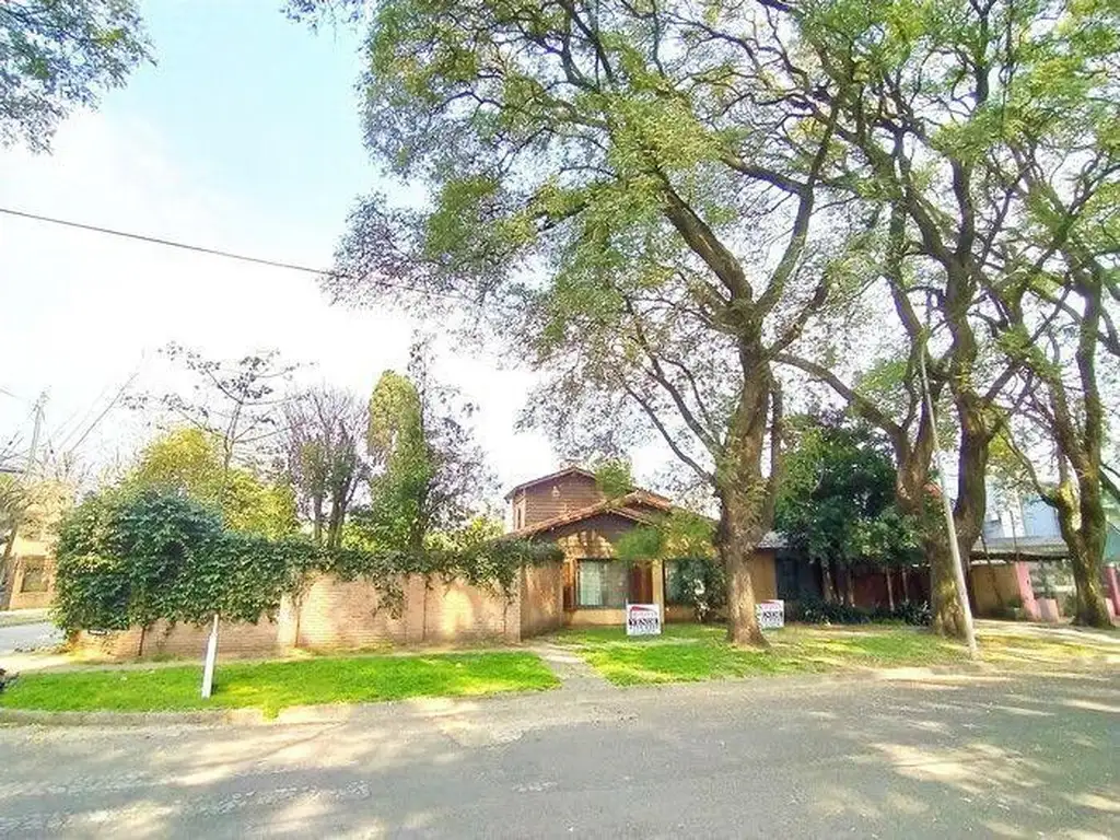 EN VENTA CHALET EN CIUDAD JARDÍN - S/TIPAS - EXCELENTE FRENTE DE 25 MTS - FICHA 8799