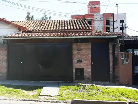 EN VENTA EN MARTIN CORONADO CHALET DE 3 AMBIENTES A UNA CUADRA DE ZONA COMERCIAL - FICHA 8919