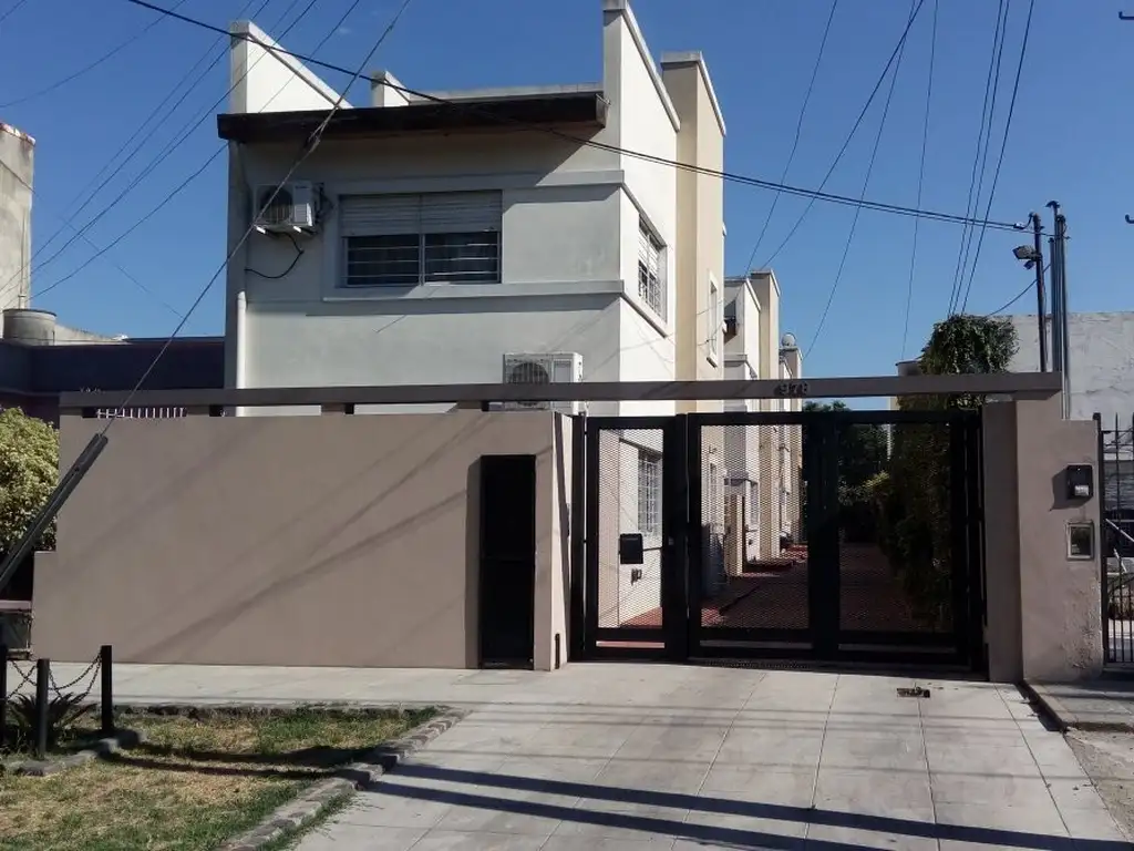 OPORTUNIDAD dpto duplex al frente con patio y cochera, ubicado en Fonrouge 978, Lomas de Zamora