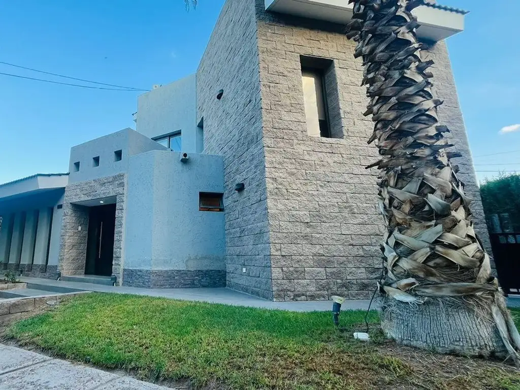 Venta Casa de Categoría en Barrio Dalvian