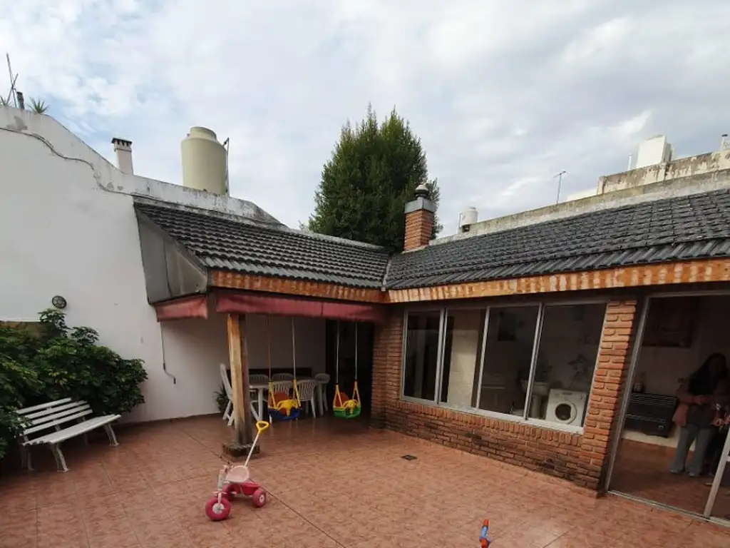 FLORES CASA DE 4 AMB CON DEPENDENCIA Y ESCRITORIO,COCHERA , PATIO QUINCHO CON PARRILLA Y TERRAZA