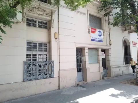 San Luis y Alvear: Importante propiedad 2 plantas. Ideal uso institucional/profesional