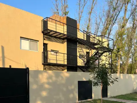 Departamento en venta 3 amb. con Jardin a 3 cuadras de panamericana.