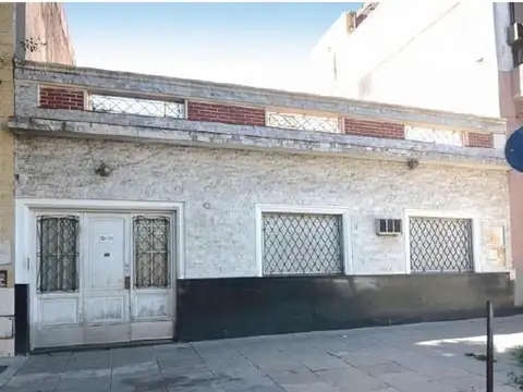 CASA CON GALPÓN INDUSTRIAL EN VENTA.