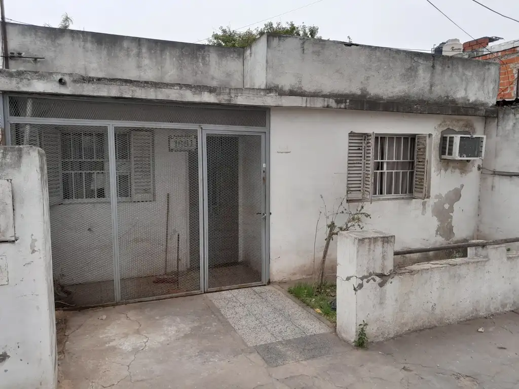 Casa 2/3 dormitorios con amplio jardín en calle Brasil 1600 de Rosario