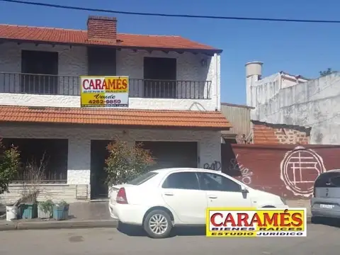 EXCELENTE CASA DE 5 AMBIENTES CON COCHERA EN ZONA CENTRICA