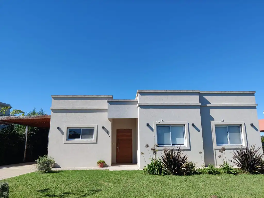 Casa con pileta en San Ramiro