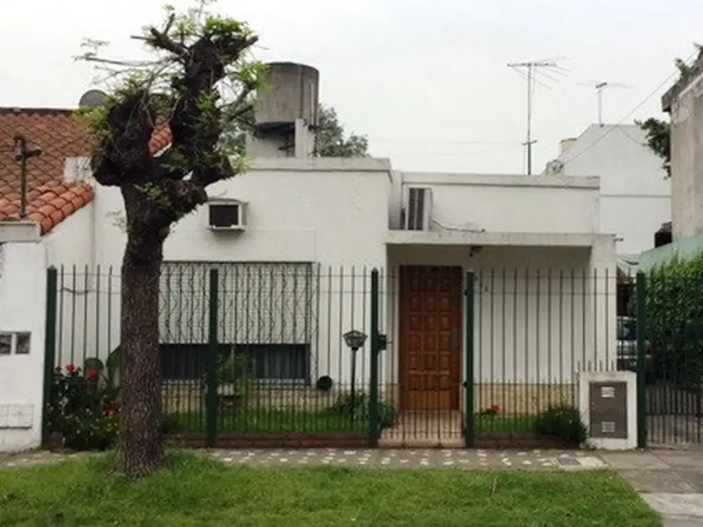 CASA DE 2 DORMIT CON JARDIN Y COCHERA VARIOS AUTOS. POSIBLE AMPLIACION.