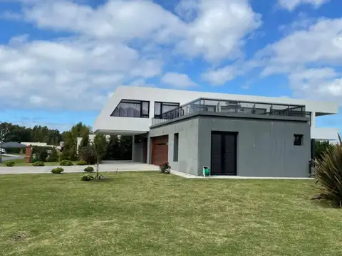 Casa en Venta - 4 dormitorios - USD 550.000