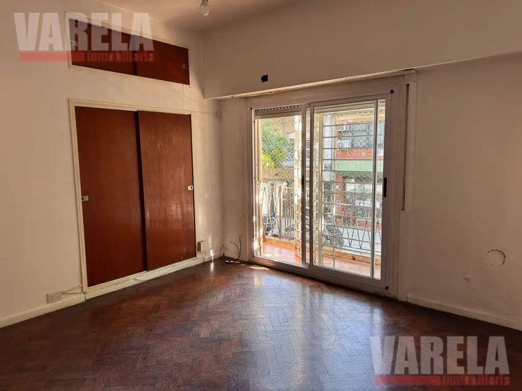 Departamento EN VENTA Chacarita/Colegiales 2 amb x Escalera. al FRENTE c/balcón Charlone al 600