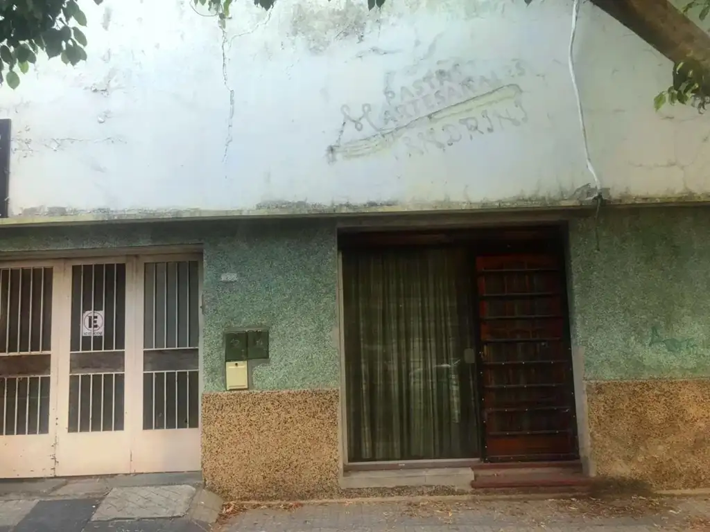 VENTA CASA  LA PLATA CALLE 61 Y 21 A RECICLAR