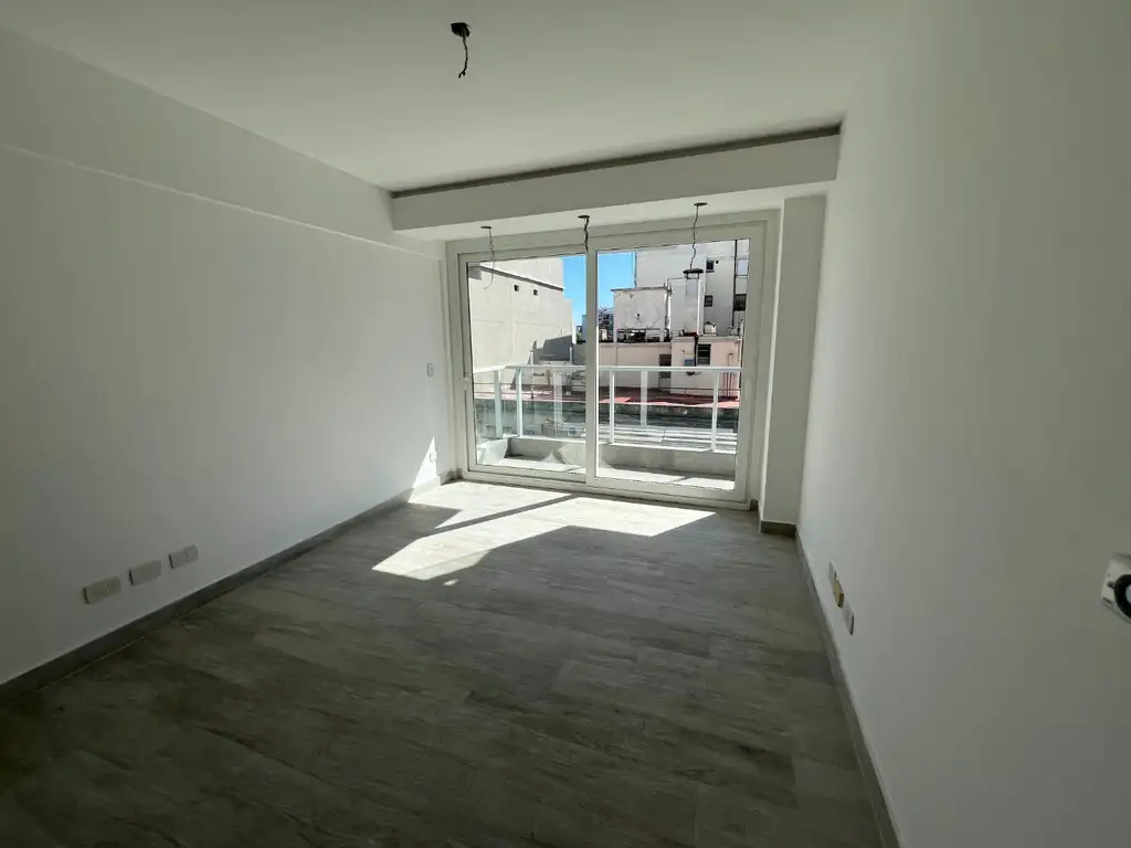 HERMOSO DEPARTAMENTO A ESTRENAR - 3 AMBIENTES AL FRENTE CON BALCÓN  Y COCHERA FIJA