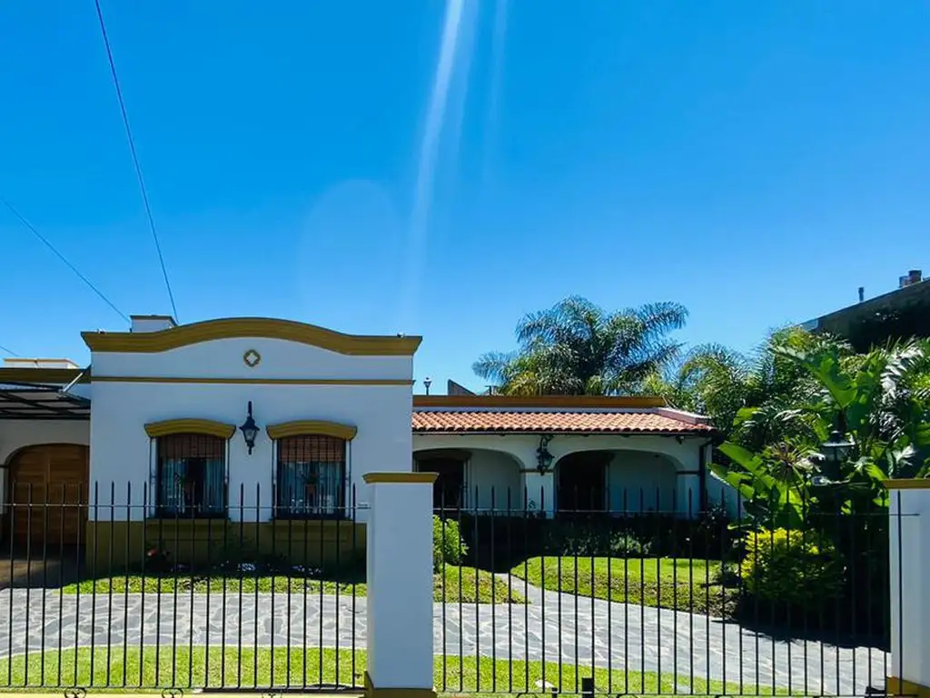 Amplia casa estilo colonial en venta con parque y piscina en Castelar Norte