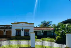 Amplia casa estilo colonial en venta con parque y piscina en Castelar Norte