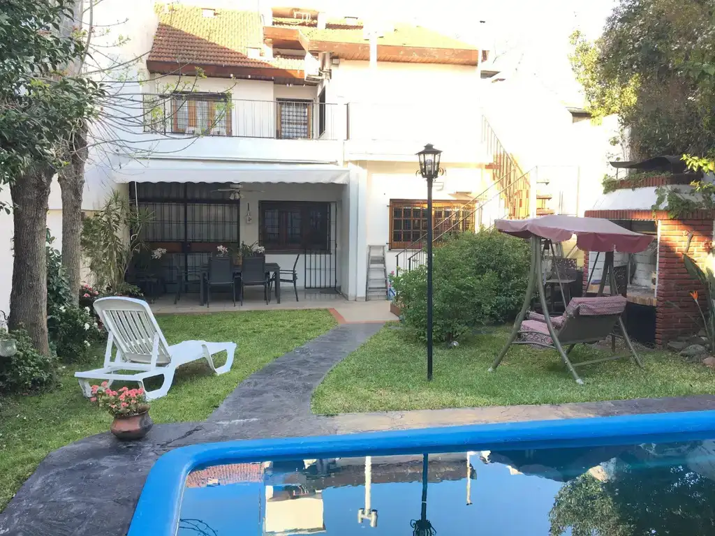 Excelente casa con 4 dormitorios mas un escritorio, garaje tres autos y parque con piscina.