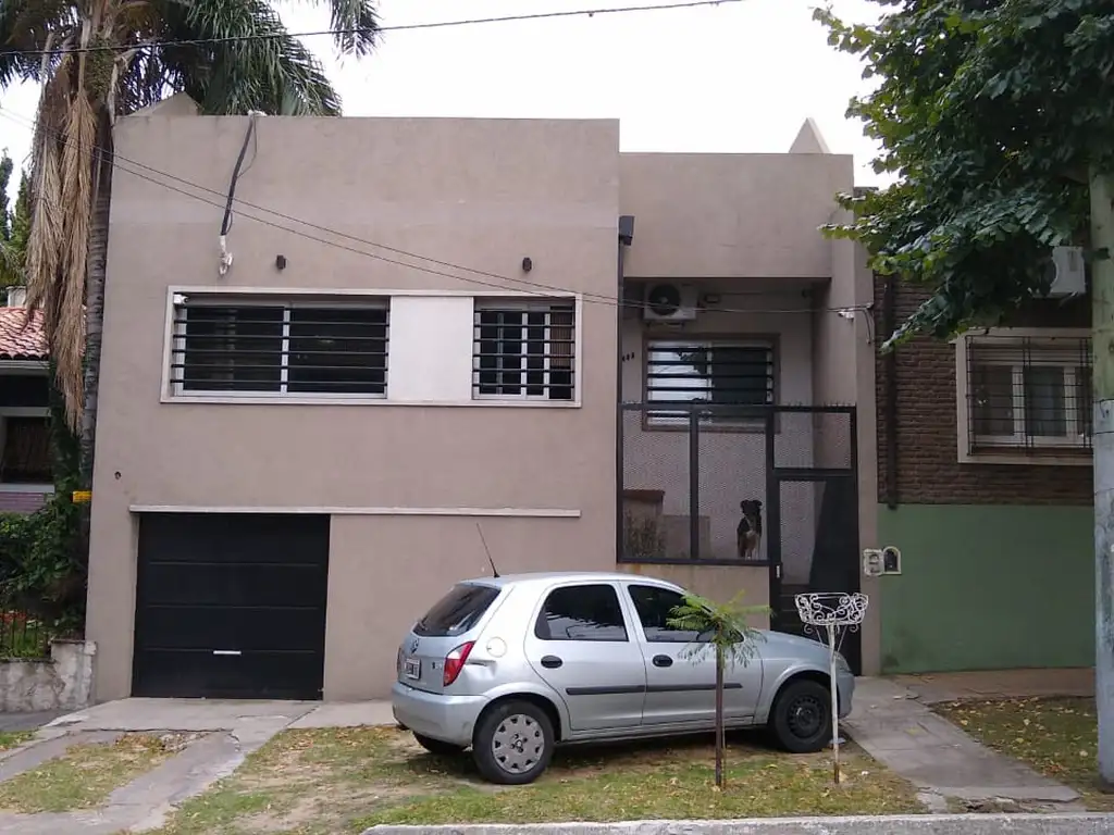 Casa en muy buen estado en calle Zapiola en Bernal