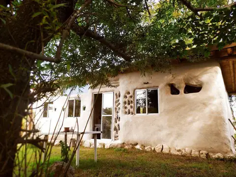 VENTA CASA DOS AMBIENTES EN TANTI CORDOBA CON ARROYO PROPIO Y ESCRITURA - BIOCONSTRUCCION